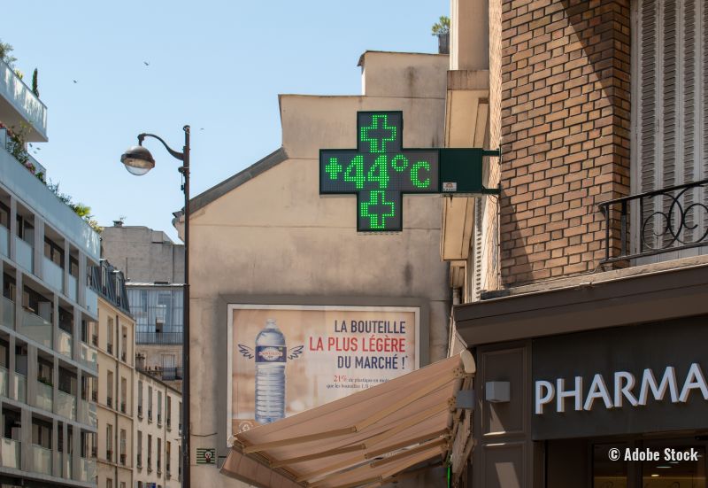 Straße in Paris bei 44 Grad
